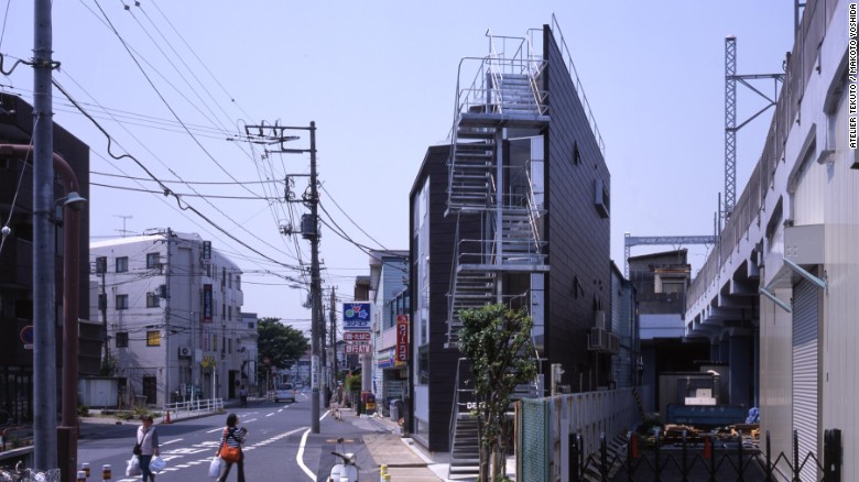 This triangular plot of land sat at the intersection of two streets. Atelier Tekuto turned it into a spacious workshop and private home, with strategically placed windows to balance privacy and natural light.