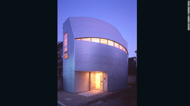 Designed by Atelier Tekuto for a family of five, Iron Mask is steel-based house with a unique curving facade that made the most of the site's shape.
