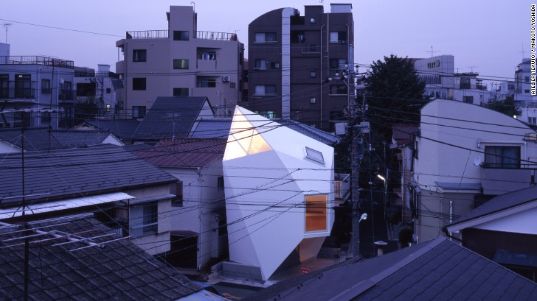 Atelier Tekuto approached Reflection of Mineral with an open mind. The clients requested a strong design that would be a memorable piece of architecture while providing the maximum amount of livable space.