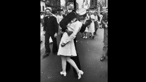 Nurse kissed in iconic V-J Day photo dead at 92