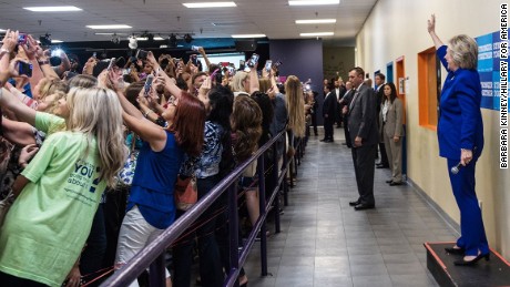 Crowd turns its back on Clinton for group selfie