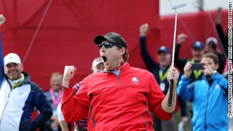 Golf heckler invited onto course, sinks $100 putt