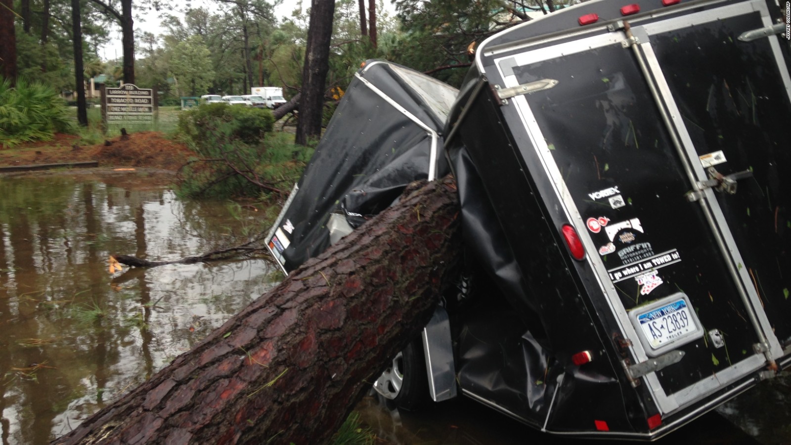 A trre crushed a trailer in Hilton Head, South Carolina, over the weekend.