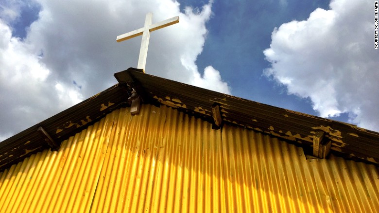 Churches and mosques across Kenya are being painted yellow in an effort to bring the country&#39;s religious communities together.