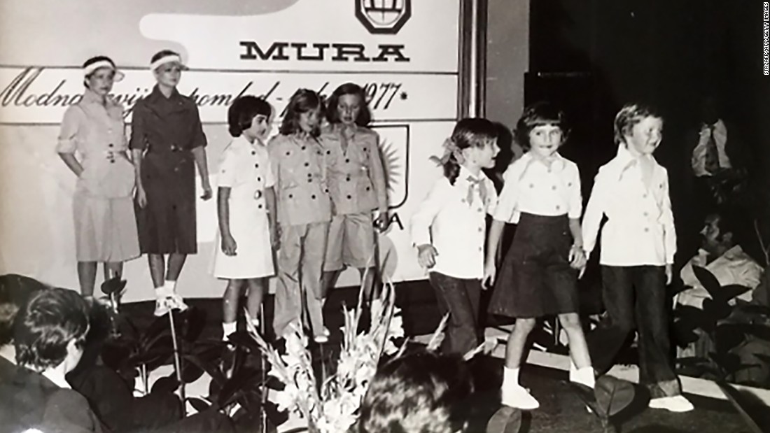 Melanija (2nd right) at a fashion review in 1977 at the textile factory where her mother used to work.

