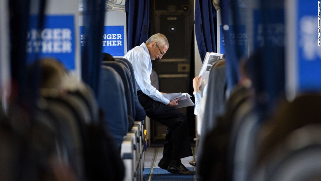 Top Clinton campaign aides surprised by depth of server controversy
