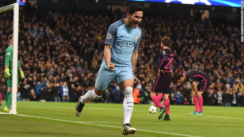 Ilkay Gundogan celebrates scoring Manchester City&#39;s equalizer.