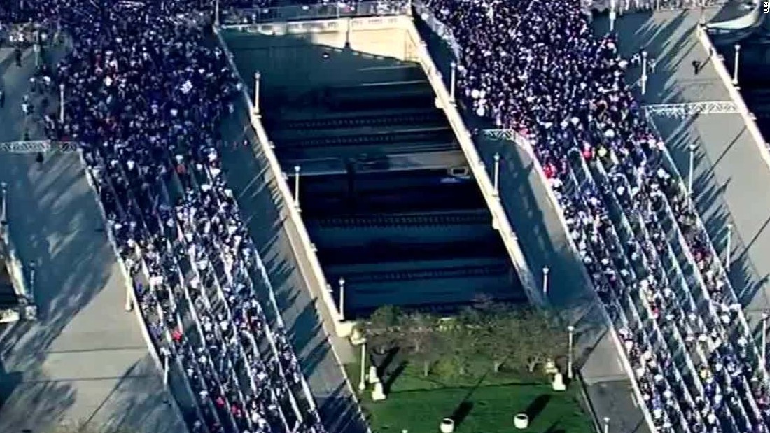 Hundreds of thousands storm Cubs parade gate