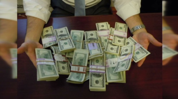 How Can I Tell If He Loves Me Still Dating For Love Man Finds Money In Desk Guys Date Rules 