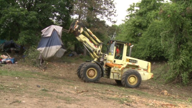 Watch a tent city get bulldozed
