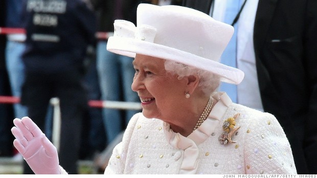 Queen gets a lift from British real estate boom - CNNMoney