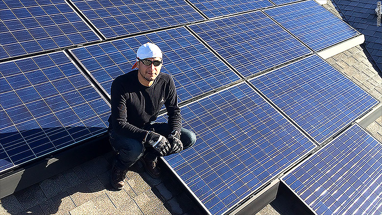 Todd valdez trabajador de paneles solares