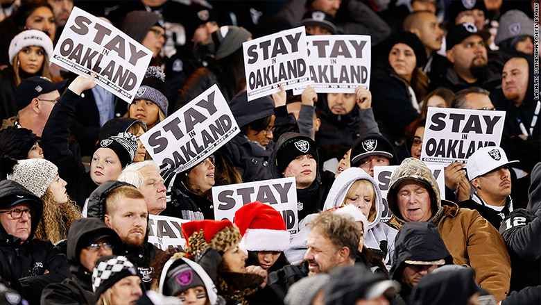 oakland raiders fans stay sign