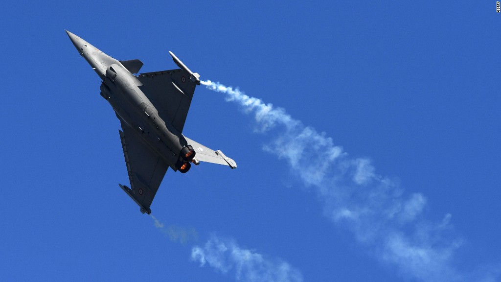 Jaw-dropping aerobatic feats at Paris Air Show