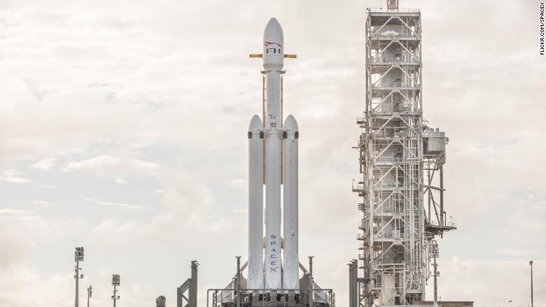 SpaceX sets Falcon Heavy launch date