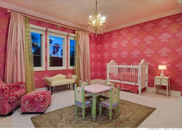 Tori Spellings Home For Sale Daughters Bedroom 7 