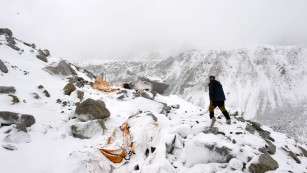 Earthquake triggers Everest avalanche