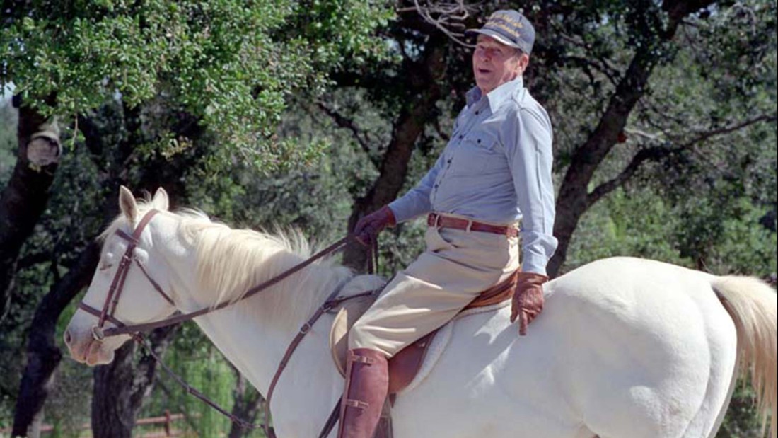 Rides his horse. Рональд Рейган на ранчо. Рейган на лошади. Ronald Reagan лошадь. Рейган на коне в шляпе.