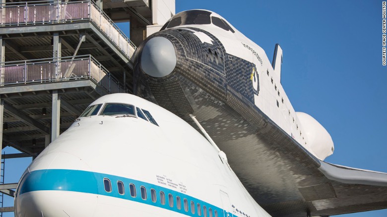 لأول مرة.. صور طائرة 747 "حاملة المكاكيك الفضائية"