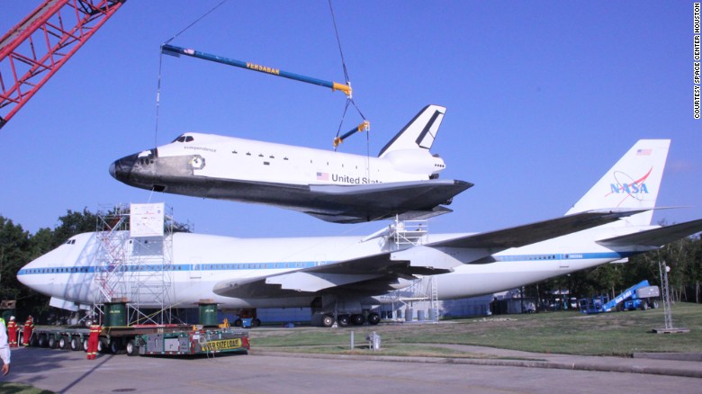 لأول مرة.. صور طائرة 747 "حاملة المكاكيك الفضائية"