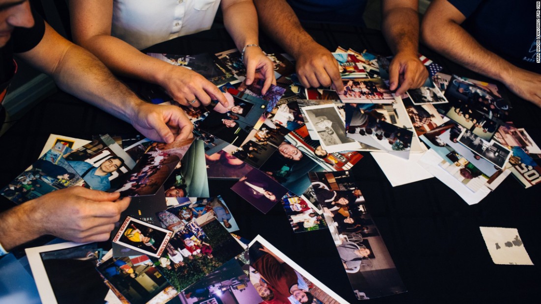 After losing their father and then their mother, the 10 siblings keep their parents&#39; memory alive through family photographs.