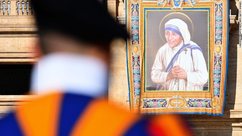 An image of Mother Teresa hangs from the facade of St. Peter&#39;s in the Vatican.