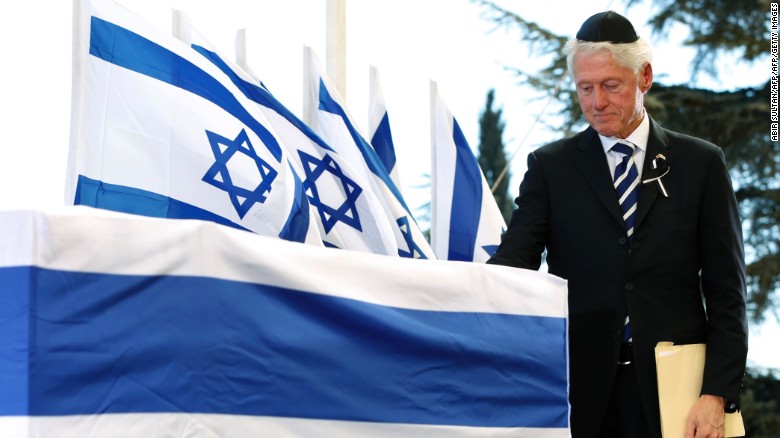 Former US president Clinton gave a moving eulogy at the ceremony on Mount Herzl.
