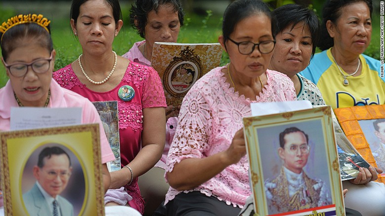 Thai people turn out to show support for king