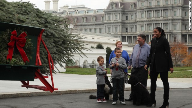 https://i2.cdn.turner.com/cnnnext/dam/assets/161125121306-michelle-obama-welcomes-white-house-christmas-tree-story-top.jpg