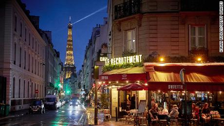 Eerie photos show empty Parisian streets and bars under new Covid-19 curfew  - CNN