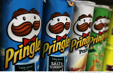 P&G is selling its Pringles unit to cereal maker Kellogg after an earlier deal fell apart.