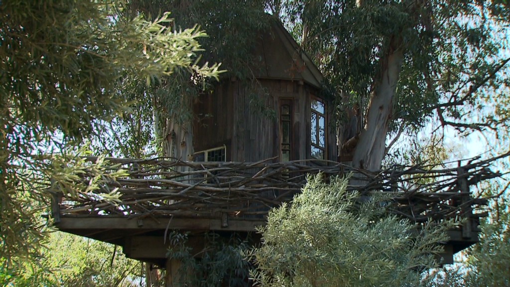 Off-the-grid in a two-story treehouse 