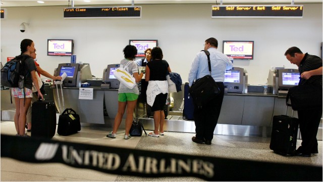 united pay for baggage