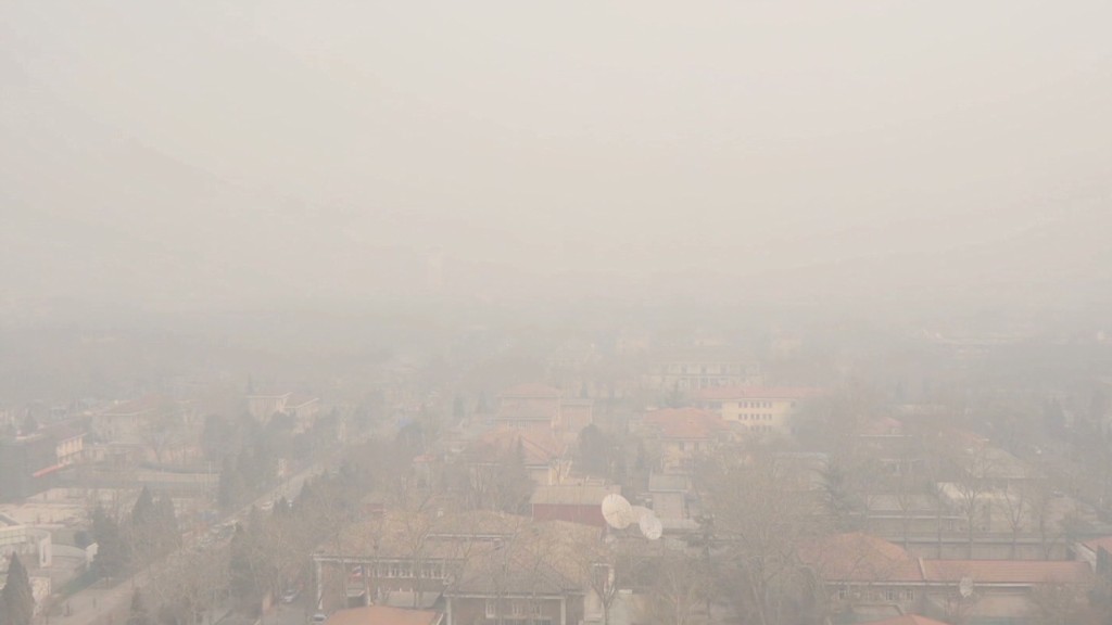 Entrepreneur makes money from China smog