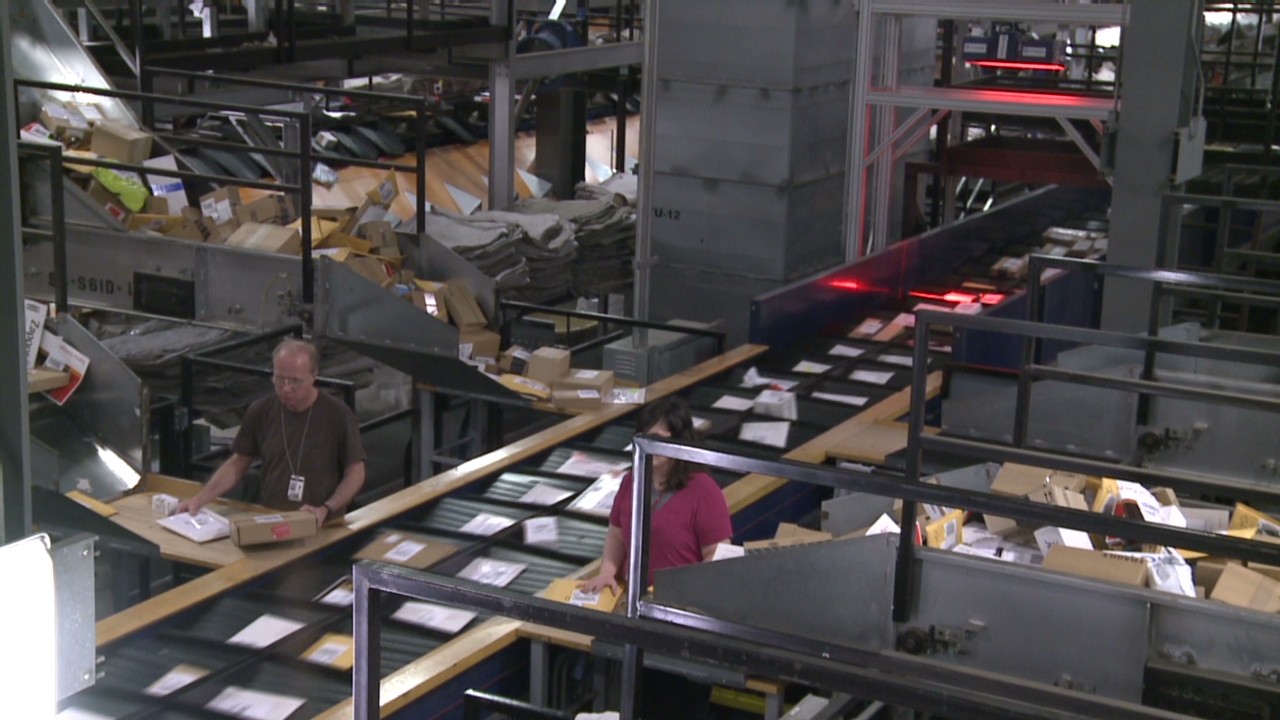 Inside one of UPS&#39; busiest days - Video - Business News