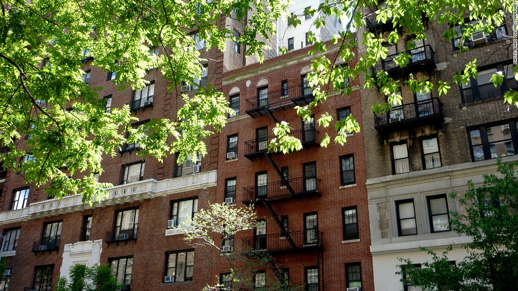 Luxury sales drive Manhattan home prices higher