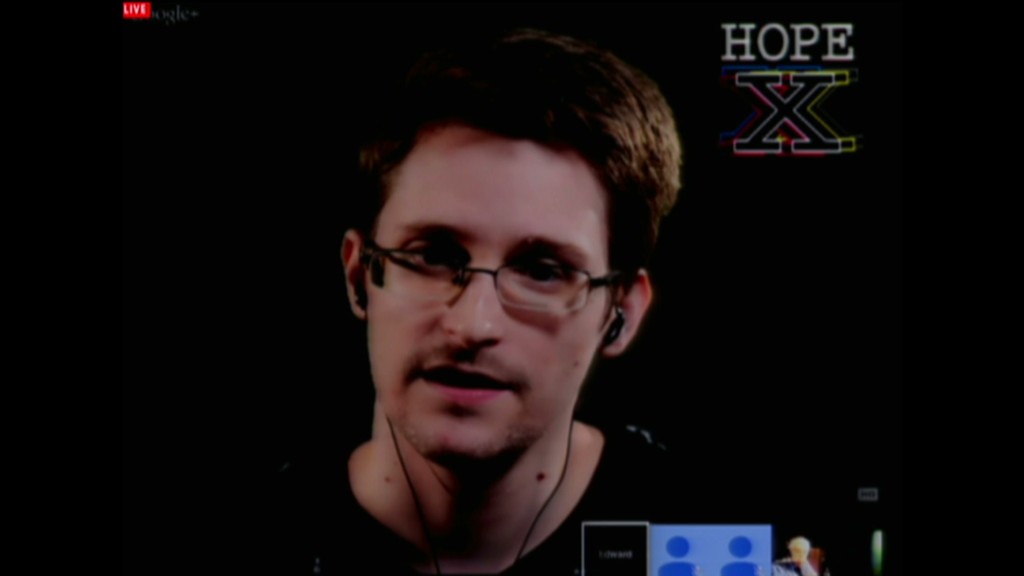 Snowden gives pep talk to hackers