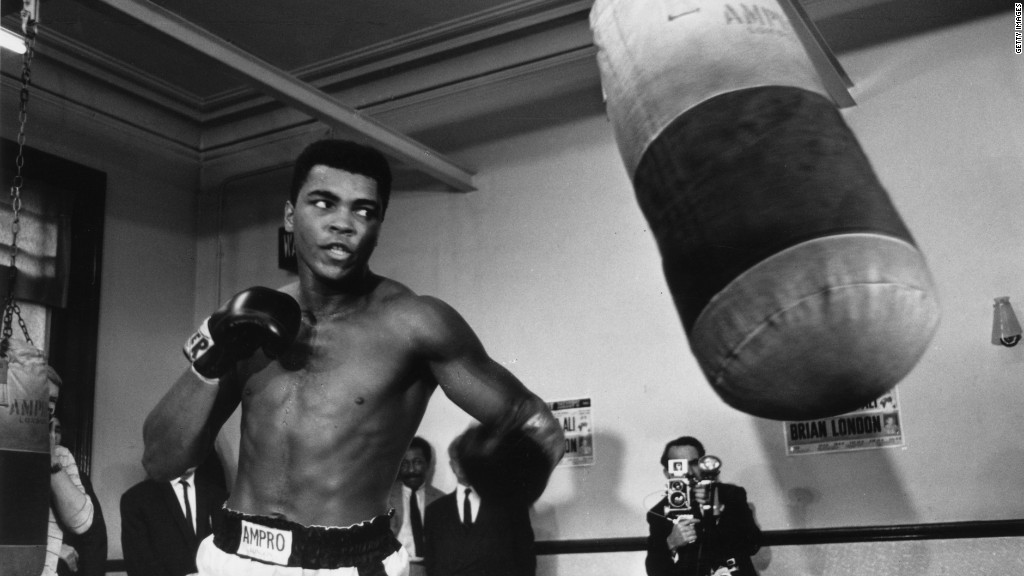 Muhammad Ali inks deal with Under Armour