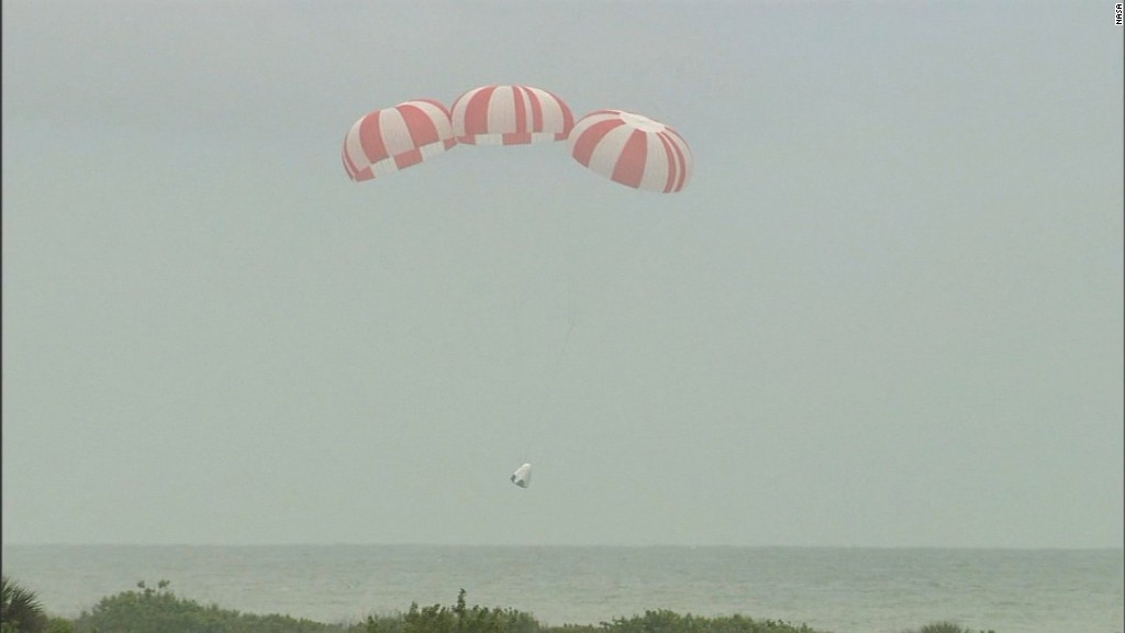 SpaceX tests spacecraft escape pod