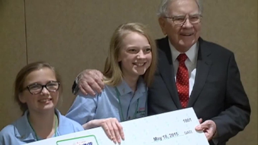 Young entrepreneurs pitch ideas to Warren Buffett