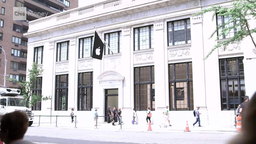 Inside Apple's new ritzy Manhattan store 