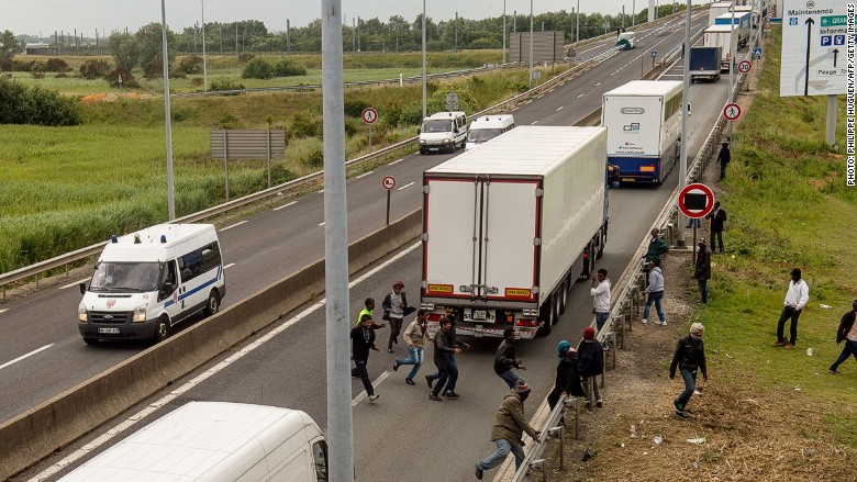 migrants calais truck