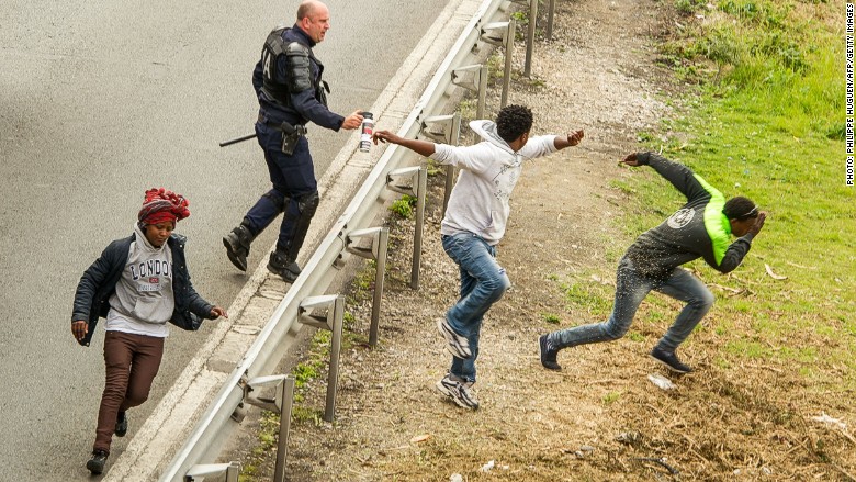 migrant calais police