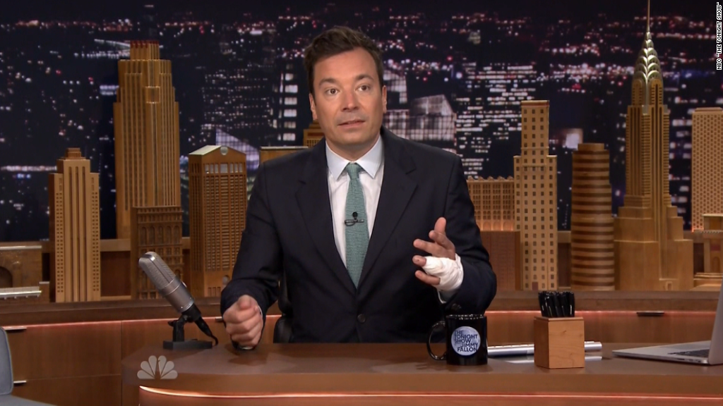 Récapitulation macabre de l'accident de doigt de Jimmy Fallon's gruesome recap of finger accident