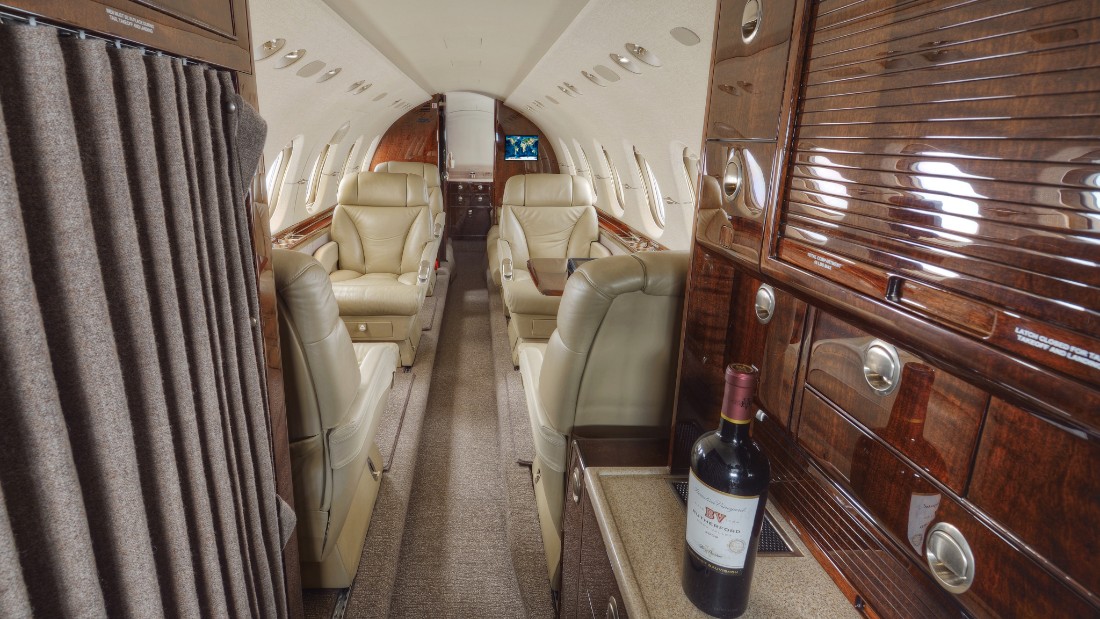 Netjets Hawker 800 Xp Inside The Coolest Private Jets