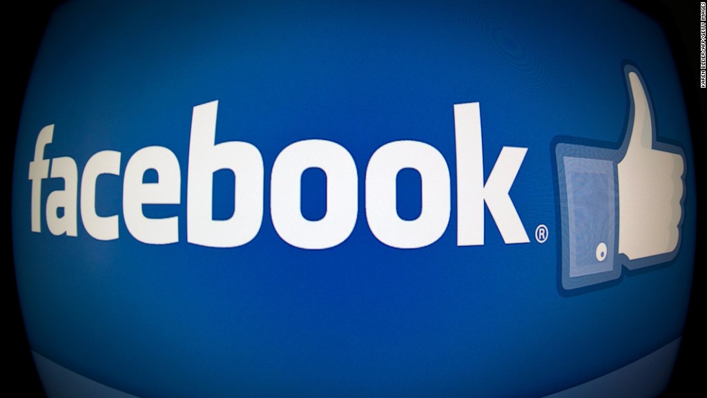 Facebook sued by teen over nude photo