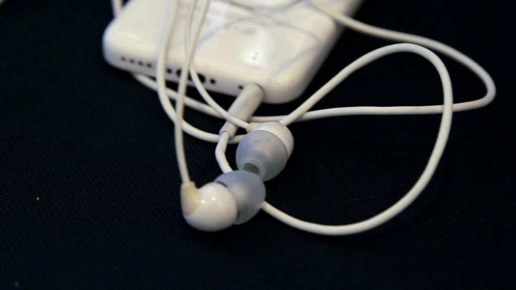 Will Apple drop headphone jack on next iPhone?
