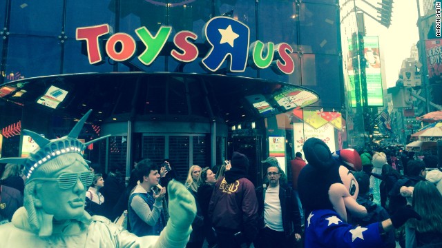 toys r us times square closed