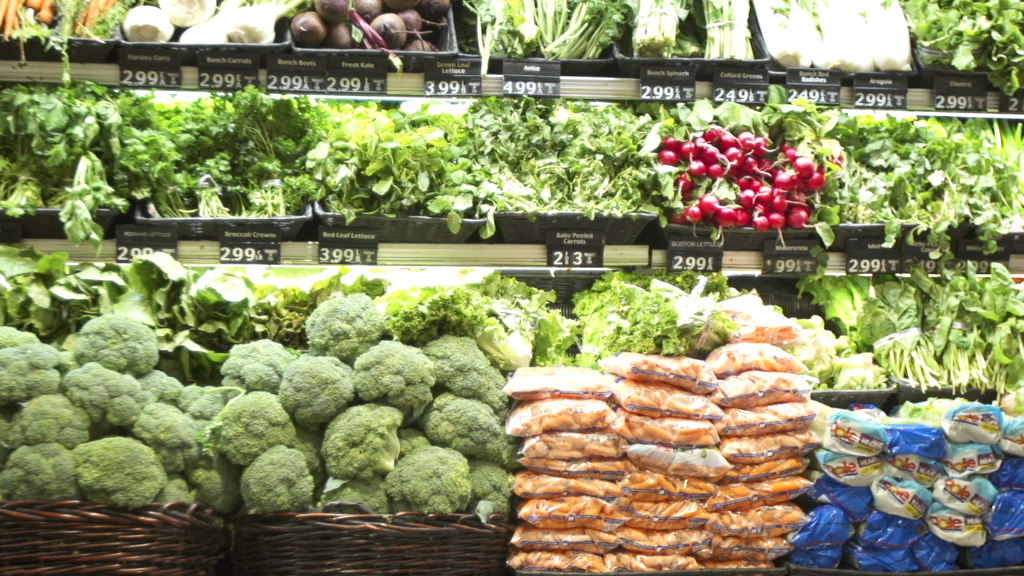 How to grocery shop like a food safety expert