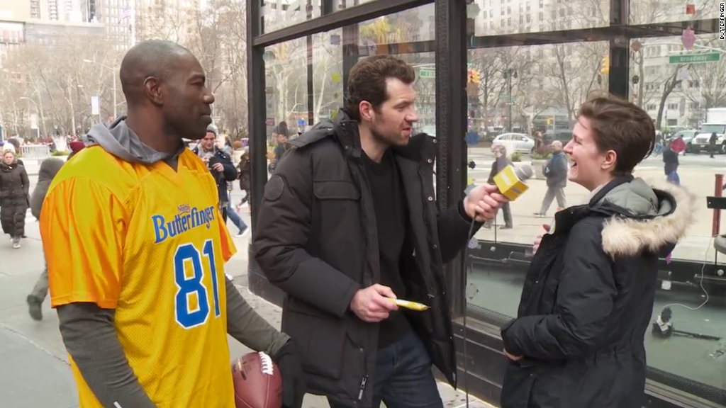 Billy Eichner, Terrell Owens ask strangers to do a touchdown dance